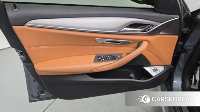 BMW 5 Series (G30) id 4246262 из Кореи 17