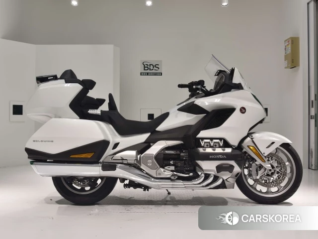 Проданный Honda GL1800 TOUR DCT 2022 из Японии