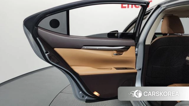 Lexus New ES300h id 4251399 из Кореи 17
