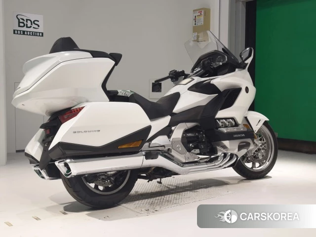 Проданный Honda GL1800 TOUR DCT 2021 из Японии