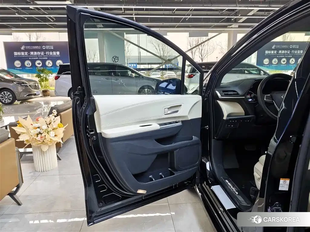 Toyota Sienna id 4546375 из Китая 18