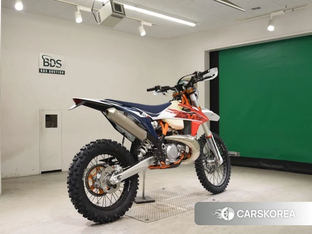 Проданный KTM 250 EXC-F SIX DAYS 2023 из Японии, фото 2