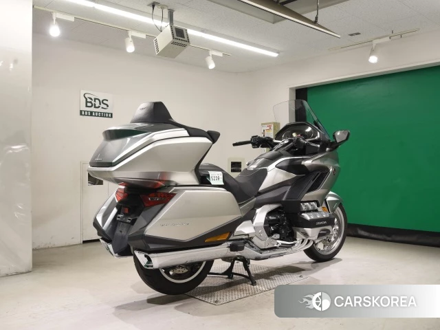 Проданный Honda GL1800 TOUR DCT 2023 из Японии, фото 2
