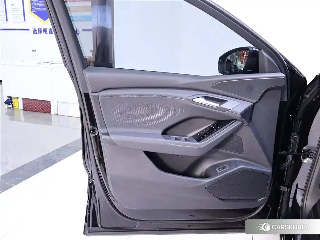 Audi Q6L id 4600385 из Китая 18