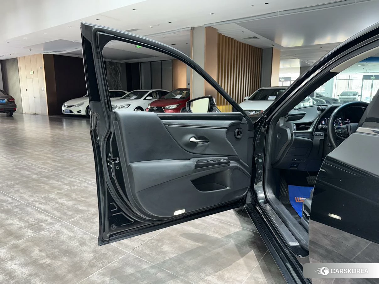 Lexus ES id 4499123 из Китая 18
