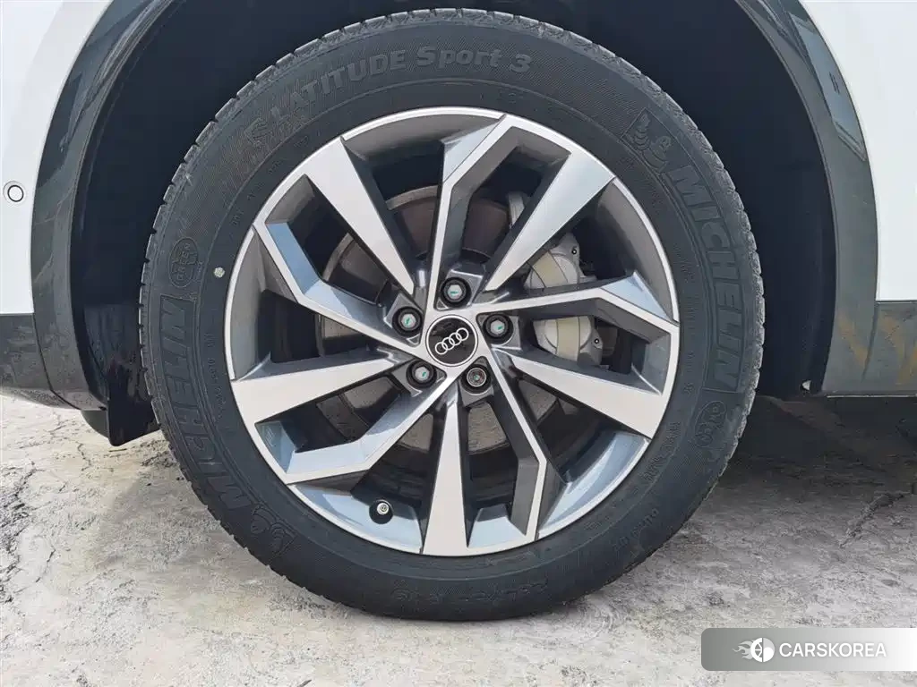 Audi Q5L id 4576367 из Китая 20