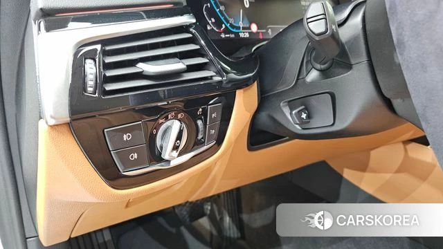 BMW 5 Series (G30) id 4619947 из Кореи 21