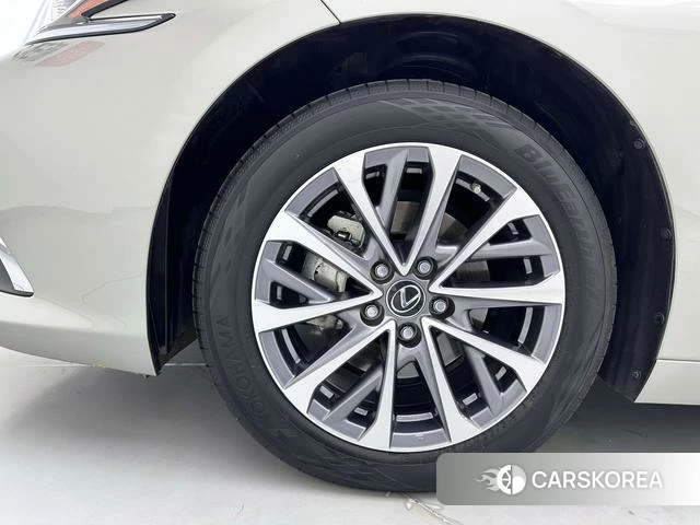 Lexus ES id 4271056 из Китая 21