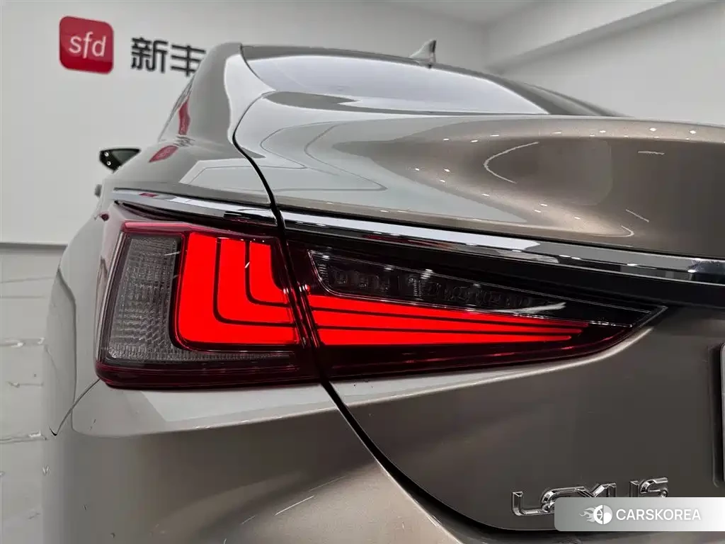 Lexus ES id 4649407 из Китая 22