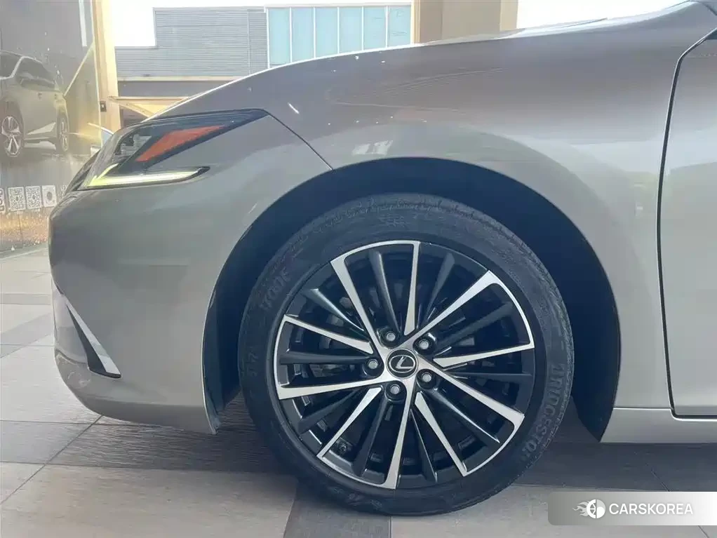 Lexus ES 2023 Silver/gray из Китая, фото 3