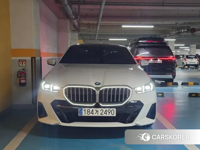 BMW 5 Series (G60) 2023 Белый из Кореи, фото 3