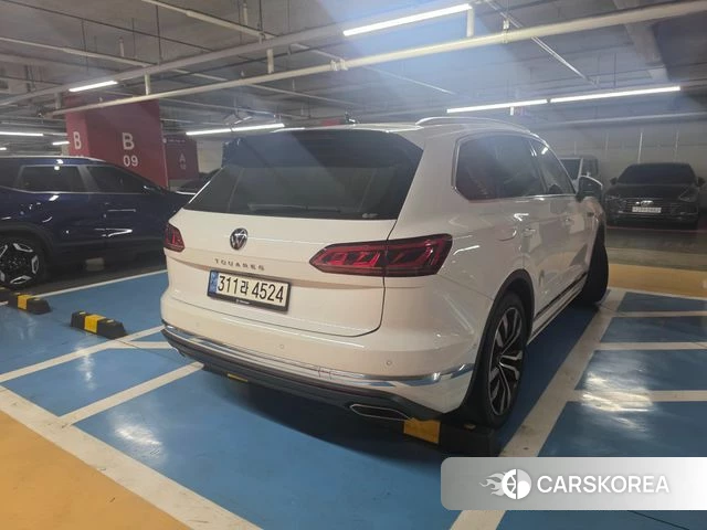 Volkswagen Touareg 3rd generation 2021 Белый из Кореи, фото 5