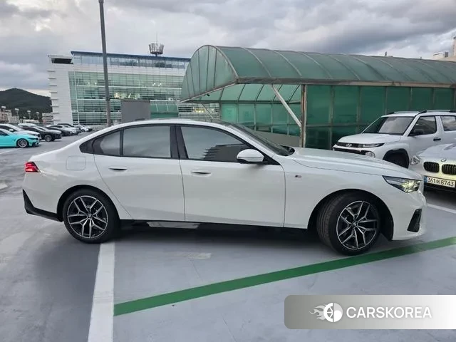 BMW 5 Series (G60) 2025 Белый из Кореи, фото 4