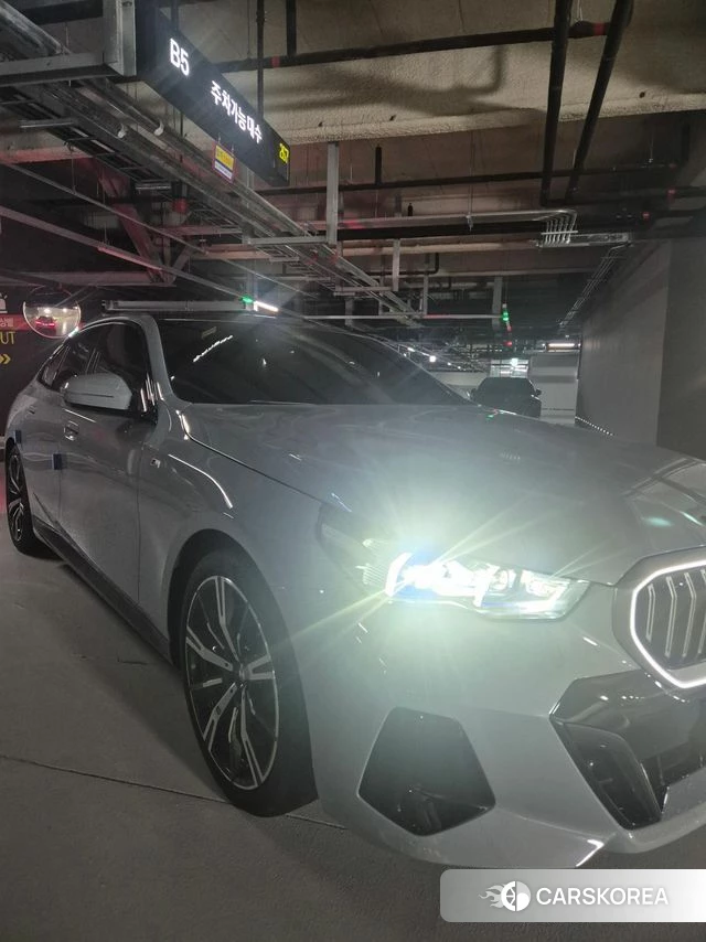 BMW 5 Series (G60) 2025 Цвет галактики из Кореи, фото 3