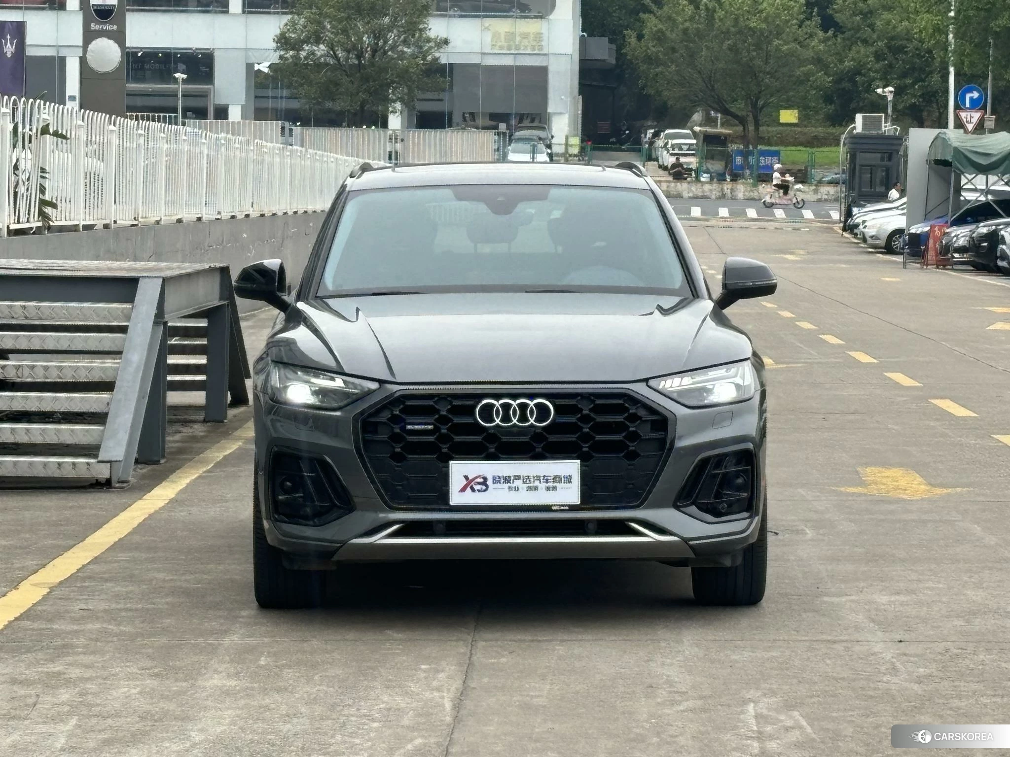 Audi Q5L 2021 Темно-серый из Китая, фото 3