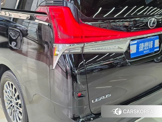 Lexus LM id 4272469 из Китая 19