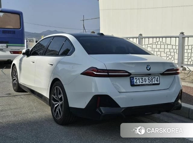 BMW 5 Series (G60) 2025 Белый из Кореи, фото 4