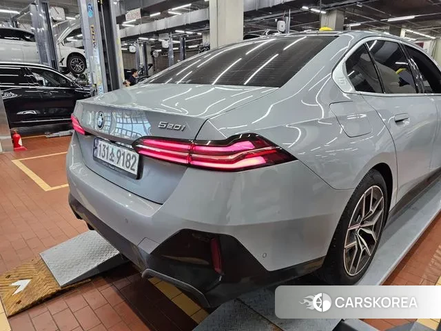 BMW 5 Series (G60) 2024 Серебристо-серый из Кореи, фото 3