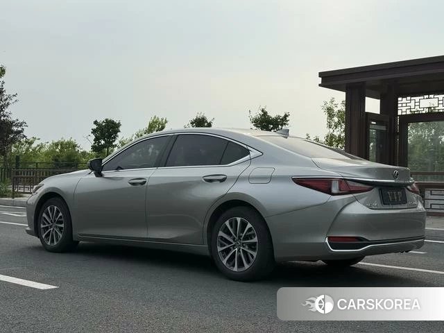 Lexus ES 2023 Серебристо-серый из Китая, фото 3