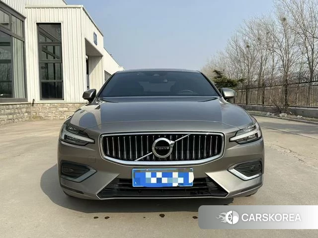 Volvo S60 2021 Серебристо-серый из Китая, фото 3