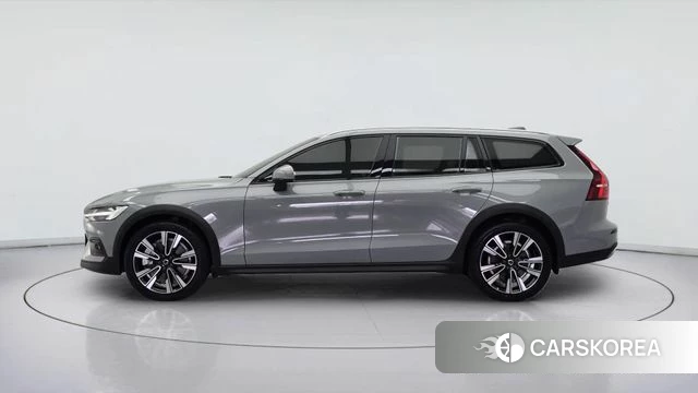 Volvo V60 Cross-Country 2nd Generation 2024 Серебристо-серый из Кореи, фото 3