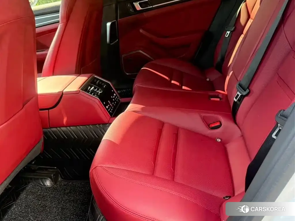 Porsche Panamera 2023 Белый из Китая, фото 3