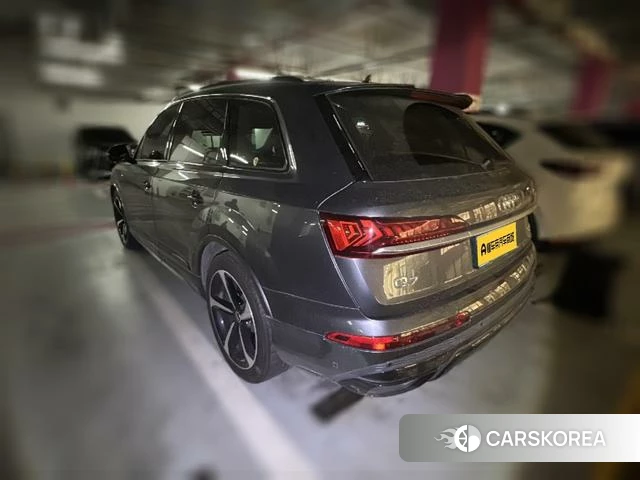 Audi Q7 2021 Темно-серый из Китая, фото 3