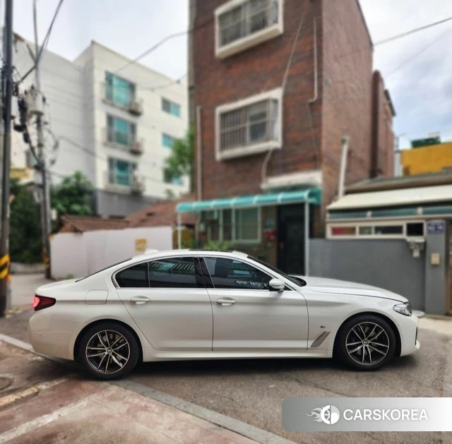 BMW 5 Series (G30) 2023 Белый из Кореи, фото 3