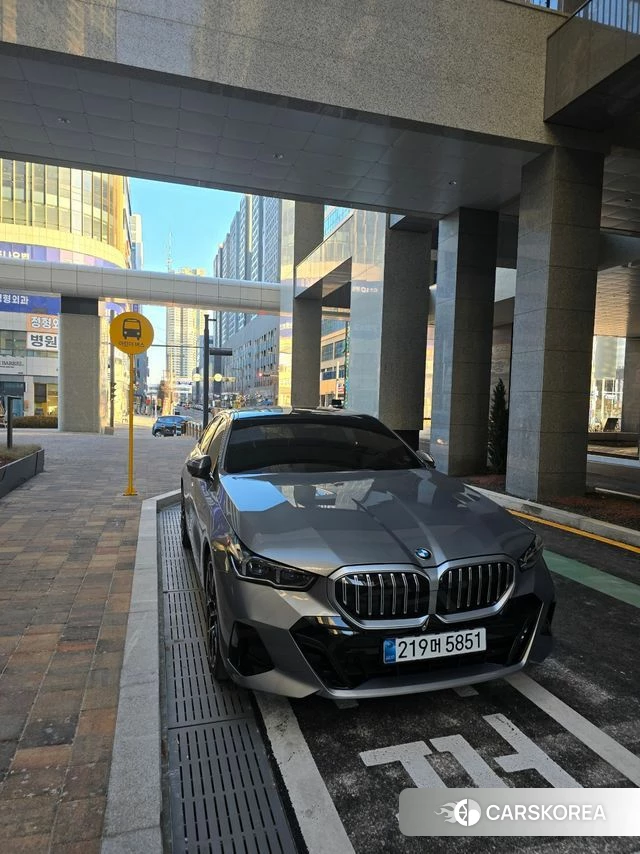 BMW 5 Series (G60) 2025 Золотой двухцветный из Кореи, фото 3