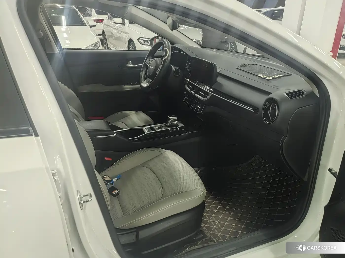 Kia K3 2023 Белый из Китая, фото 3