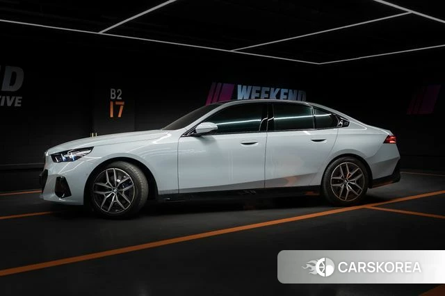 BMW 5 Series (G60) 2025 Светло-серебряный цвет из Кореи, фото 3