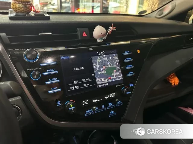 Toyota Camry (XV70) 2021 Серебристо-серый из Кореи, фото 3