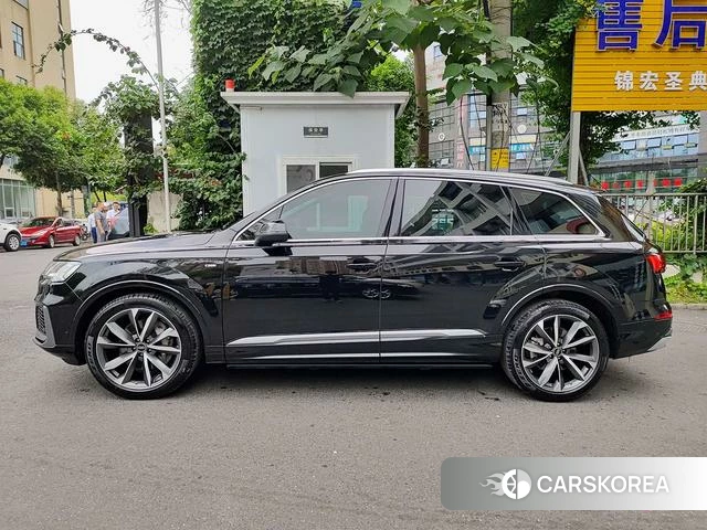 Audi Q7 2024 Черный из Китая, фото 4