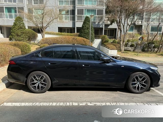 BMW 5 Series (G60) 2024 Черный из Кореи, фото 3