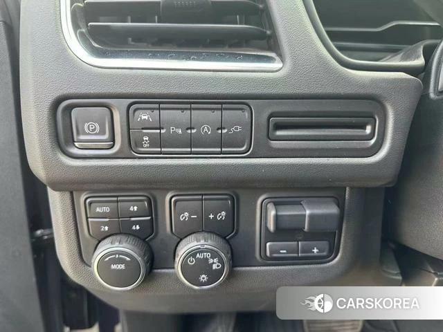 Chevrolet Suburban 2022 Темно-серый из Китая, фото 3