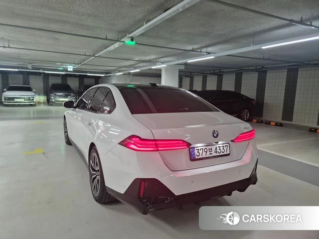 BMW 5 Series (G60) 2024 Белый из Кореи, фото 4