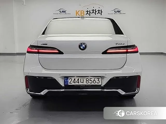 BMW 7 Series (G70) 2023 Белый из Кореи, фото 3