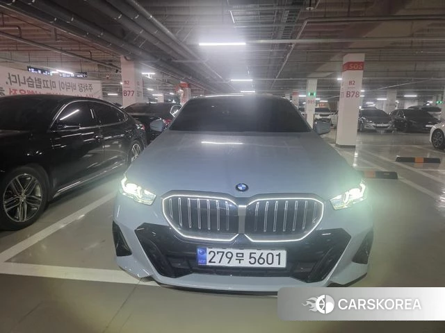 BMW 5 Series (G60) 2025 Серебристо-серый из Кореи, фото 6