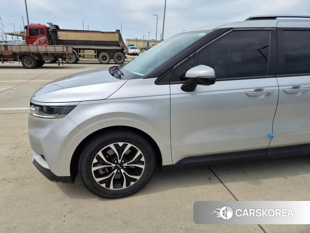 Kia Carnival 4th generation 2022 Серебряный из Кореи, фото 3
