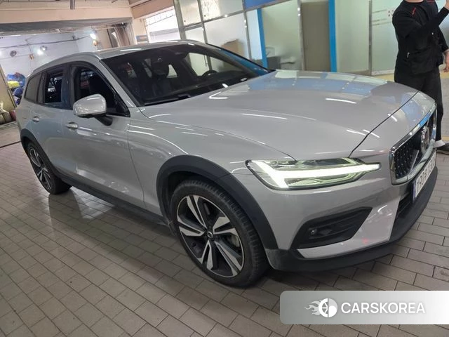 Volvo V60 Cross-Country 2nd Generation 2022 Серебристо-серый из Кореи, фото 3
