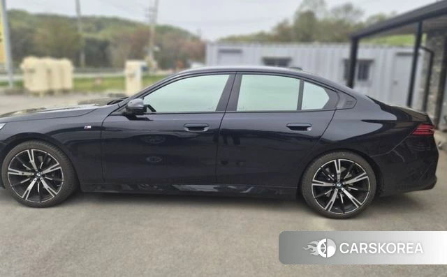 BMW 5 Series (G60) 2024 Черный из Кореи, фото 3