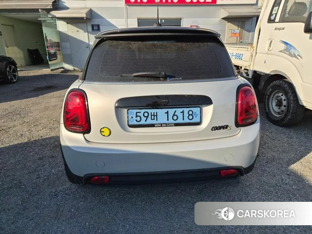 Mini Cooper Electric 2022 Светло-серебряный цвет из Кореи, фото 3