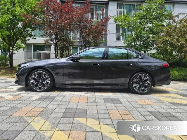 BMW 5 Series (G60) 2026 Цвет тростника из Кореи, фото 3