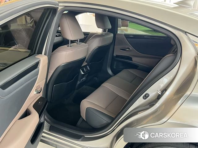Lexus ES 2024 Серебристо-серый из Китая, фото 4
