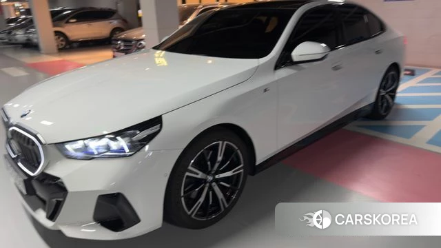 BMW 5 Series (G60) 2025 Белый из Кореи, фото 3