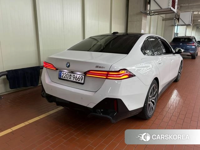 BMW 5 Series (G60) 2023 Белый из Кореи, фото 3