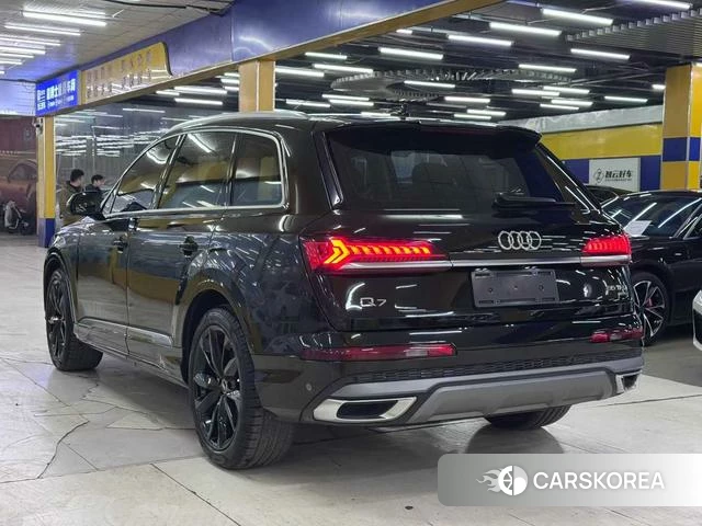 Audi Q7 2023 Черный из Китая, фото 3