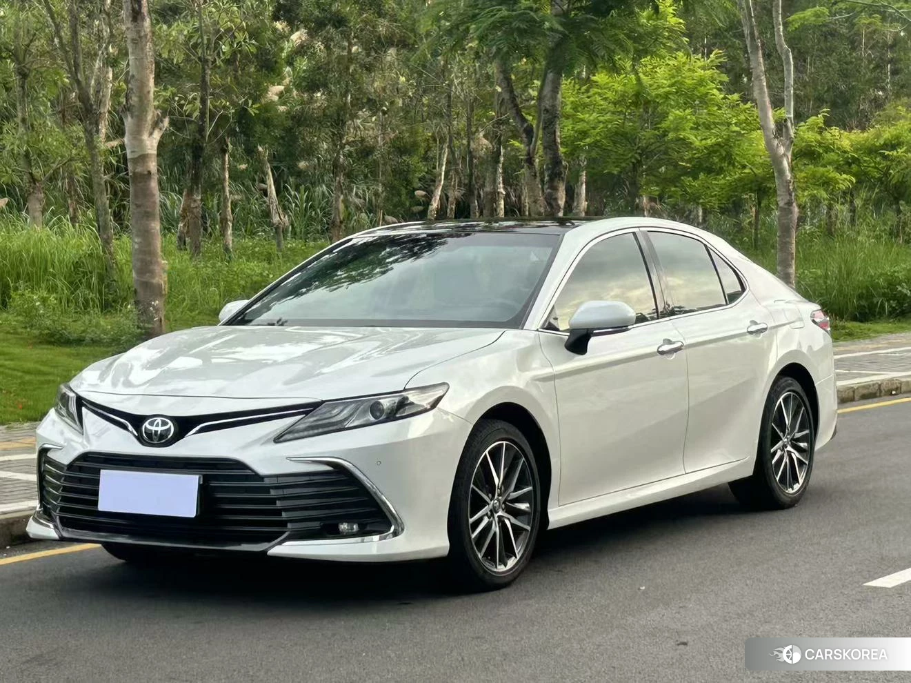 Toyota Camry 2023 Белый из Китая, фото 3