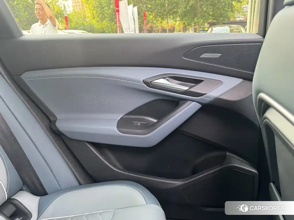 Audi Q6L id 4628132 из Китая 19