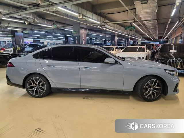 BMW 5 Series (G60) 2026 Светло-серебряный цвет из Кореи, фото 3